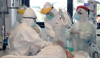 Una persona en una UCI tras estar contagiada por Covid-19. 