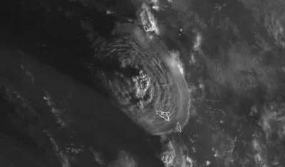 Imagen satelital tras la erupción de un volcán submarino en Tonga.