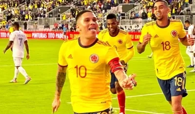 Juan Fernando Quintero celebrando el gol con Miguel Ángel Borja y Daniel Giraldo.