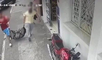 Imagen de video que muestra a quien sería el asesino cargando la maleta con el cuerpo.