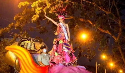 La Reina Nacional de la Belleza, Valentina Espinosa Guzmán, encabezando el desfile.