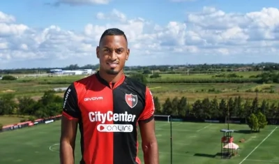 Willer Ditta luce la camiseta de su nuevo equipo, el Newell's Old Boys. 