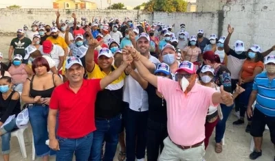 El candidato José Amar rodeado de simpatizantes.