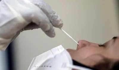 Una persona se realiza una prueba para detectar el Covid-19, en un centro de salud del ayuntamiento de Río de Janeiro (Brasil).