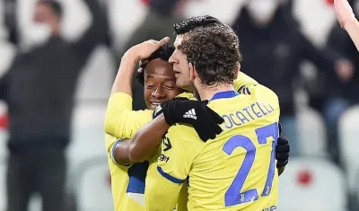 Juan Guillermo Cuadrado festeja su gol de tiro libre. 