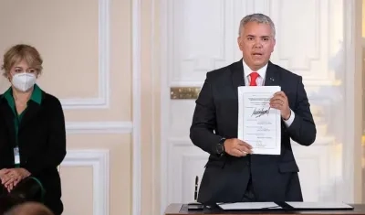 El Presidente Iván Duque tras la firma de la Ley.