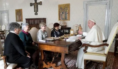 Papa Francisco aparece sentado en una audiencia reciente.