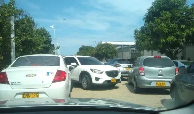 Caos vehicular en los alrededores del Colegio Sagrado Corazón.
