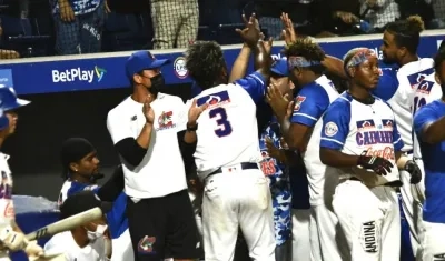 Celebración de jugadores de Caimanes.