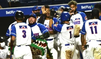 Caimanes celebran tras ponerse en ventaja.