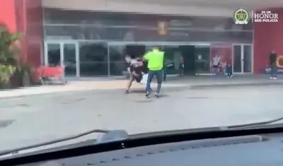 Momento en que fue capturado el presunto extorsionista. 