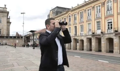 El Senador Miguel Ángel Barreto con los binoculares que le envió a la Alcaldesa Claudia López.