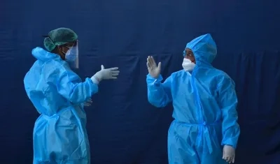 Dos sanitarios protegidos con EPIS en un hospital de Chenai, India. 