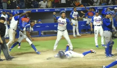 Jugadores de Caimanes celebrando la cuarta carrera.