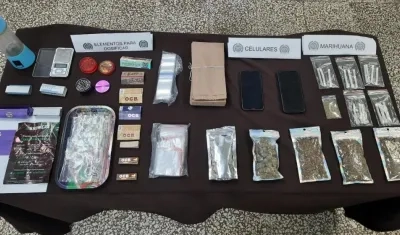 Droga y elementos incautados a los capturados. 