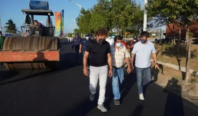 El alcalde Jaime Pumarejo recorre las obras en la Avenida Circunvalar.