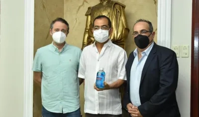 Antonio Acosta, director del Laboratorio de Virología de Unisimón, el rector de la Alma Máter, José Consuegra, y el odontólogo Enrique Jadad, coinventor de Xyntrus.