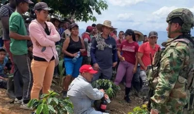 Comunidad indígena impide el paso al Ejército. 