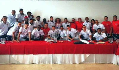 Carlos 'el Pibe' Valderrama con los jugadores de Junior. 