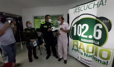 El periodista Manuel Pérez Fruto recibe la llave simbólica de la Oficina del Periodista en la Mebar,