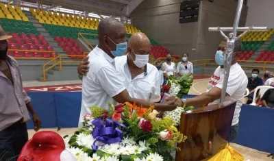 Antonio Cervantes y Eugenio Baena despiden a Bernardo Caraballo. 