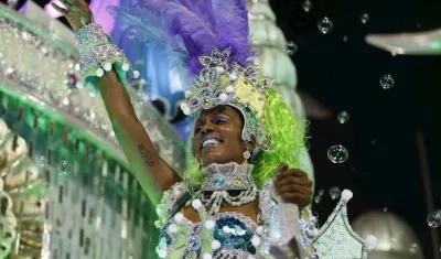 Los integrantes de una escuela de samba desfilan en el sambódromo durante el carnaval 2020