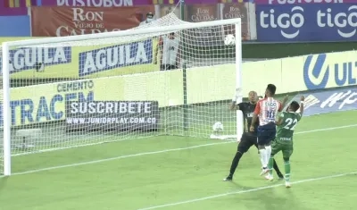 Luis 'Cariaco' González anotando el 3-1 para los junioristas.