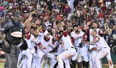 Peloteros de los Gigantes del Cibao celebran una carrera. 