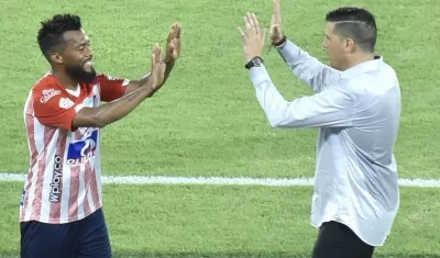 El Dt Juan Cruz Real celebrando con la figura del partido, Luis 'Cariaco' González.