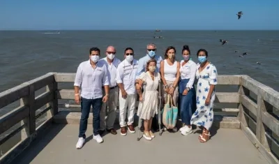 Autoridades departamentales y nacionales en el muelle.