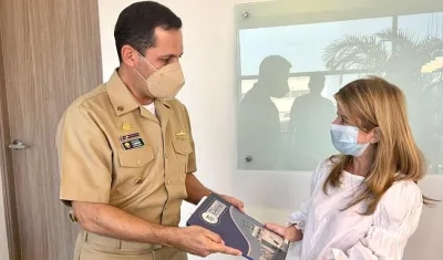El Capitán de Puerto, CN Jesús Andrés Zambrano Pinzón, entregando la concesión a la Gobernadora Elsa Noguera.