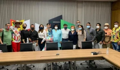 El Alcalde Jaime Pumarejo reunido con organizaciones de Carnaval