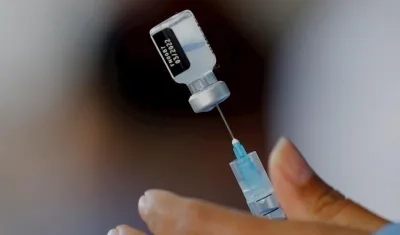 En la imagen una trabajadora de salud pública prepara una dosis de la vacuna contra el Covid-19.