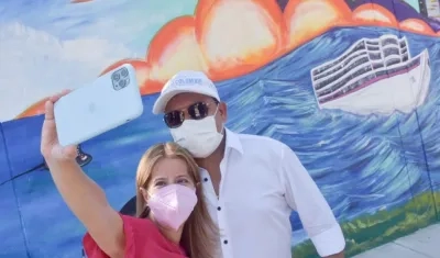 La gobernadora del Atlántico, Elsa Noguera, se realiza una selfie con el alcalde de Puerto, Wilman Vargas.