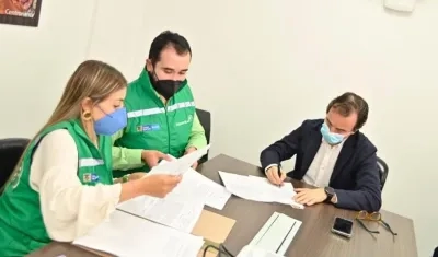 Funcionarios de la SuperSalud notificando la decisión.