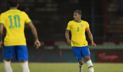 Thiago Silva en acción de partido. 