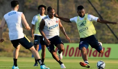 Miguel Ángel Borja y otros jugadores de Colombia durante un entrenamiento. 