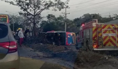 Bus volcado en La Oriental. 