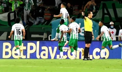 Jugadores del Atlético Nacional celebrando el 1-0 frente al Junior.