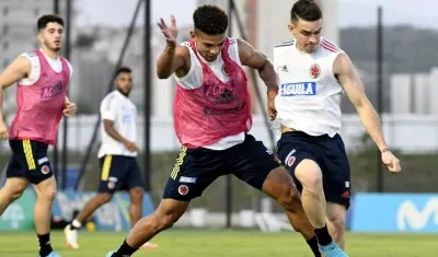 Rafael Santos Borré disputa la pelota con un contrario. 