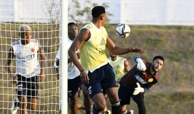 Camilo Vargas saca para Yerry Mina. 