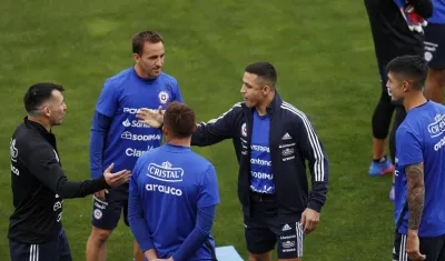 Alexis Sánchez saluda a Gary Medel. 