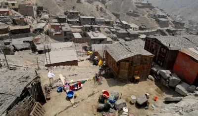 Barrio de invasión en un pasaje de Latinoamérica. 