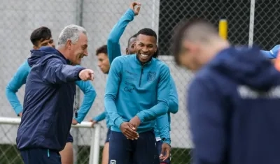 Gustavo Alfaro dirige una práctica de Ecuador. 