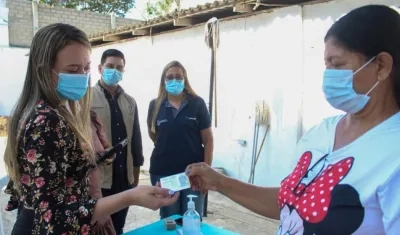 Momento en que las internas recibían su cédula de ciudadanía. 