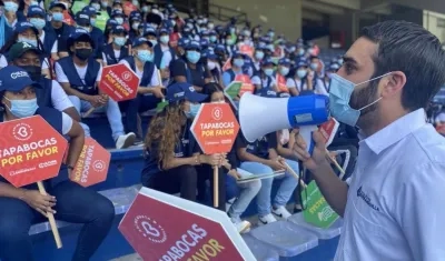 Jóvenes voluntarios que prestarán su servicio en el partido. 