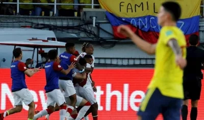 Jugadores de Perú celebran un gol hoy