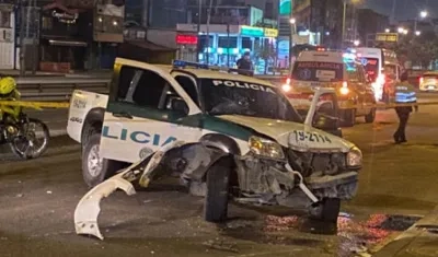 Así quedó la patrulla de la Policía luego que el hombre que la robó se estrellara. 
