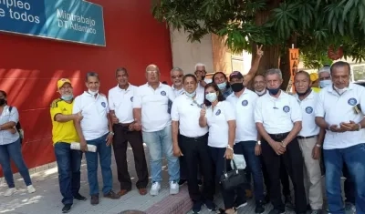 Pensionados realizando el plantón. 