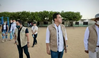 El Registrador Nacional del Estado Civil, Alexander Vega Rocha, visitando el puesto de votación en Maicao. 